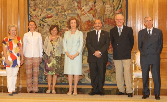 Fotografía de grupo de Su Majestad la Reina con una representación de Manos Unidas